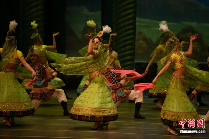 2024年2月23日晚，中國經(jīng)典舞劇《絲路花雨》在甘肅蘭州演出恭賀新春。李亞龍 攝